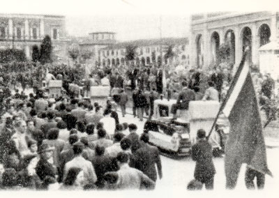 I trattori R60 entrano in piazza della Vittori 8 ottobre 1951 (Fonte Istoreco)