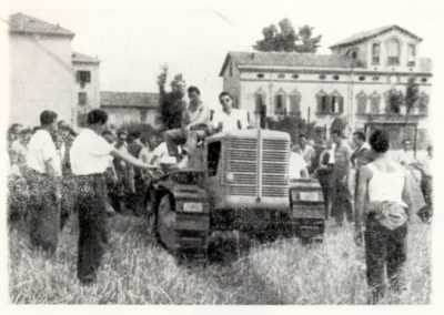 Il trattore R60 presso villa Cougnet di fronte allo stabilimento (Fonte Istoreco)
