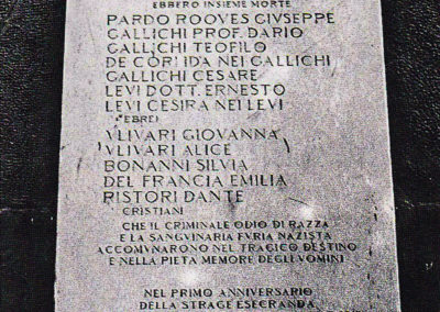 La targa commemorativa in ricordo delle vittime dell'eccidio di via Sant'Andrea
