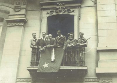 28 aprile 1945, Milano sfilata per la festa della Liberazione, al balcone dell'Avanti Giuseppe Marozin saluta la Divisione Pasubio che sfila