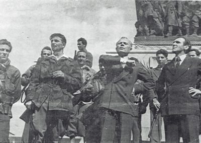 Milano, 28 aprile 1945, piazza del Duomo, comizio di Sandro Pertini (secondo da destra) futuro presidente della con Giuseppe Marozin (secondo da sinistra) Repubblica