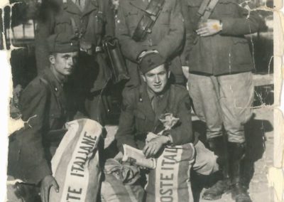 Sergio Menin (in basso a destra) durante il servizio militare, 1942