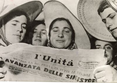 mondine che leggono L'Unità 1951, Fondazione ISEC, Archivio fotografico Unità redazione milanese